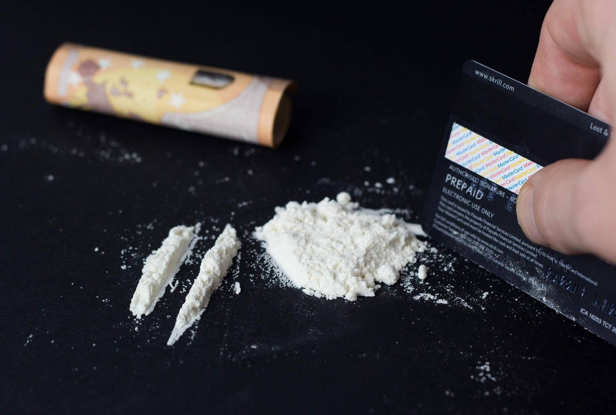 chopping-up-cocaine
